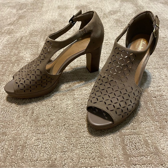 {Clarks} Artisan Peep Toe Block Heel Platform Sandals ~ Size 7 - Picture 4 of 16